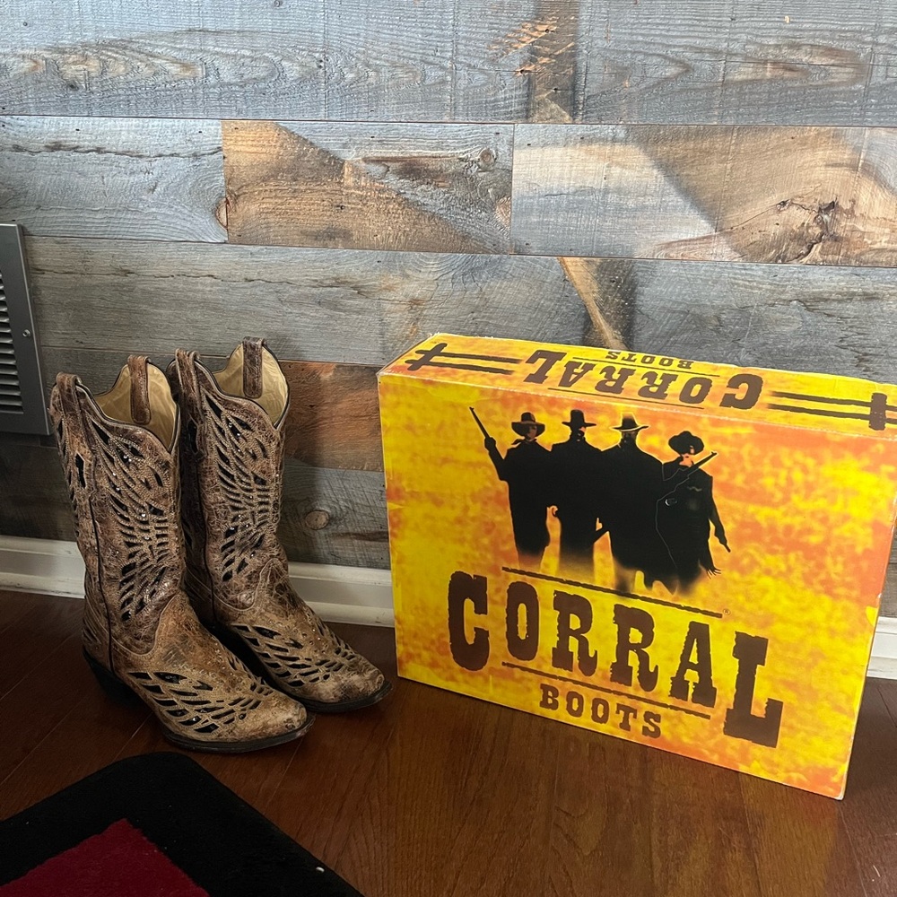 Corral Tan Western Boots with Cutout Design